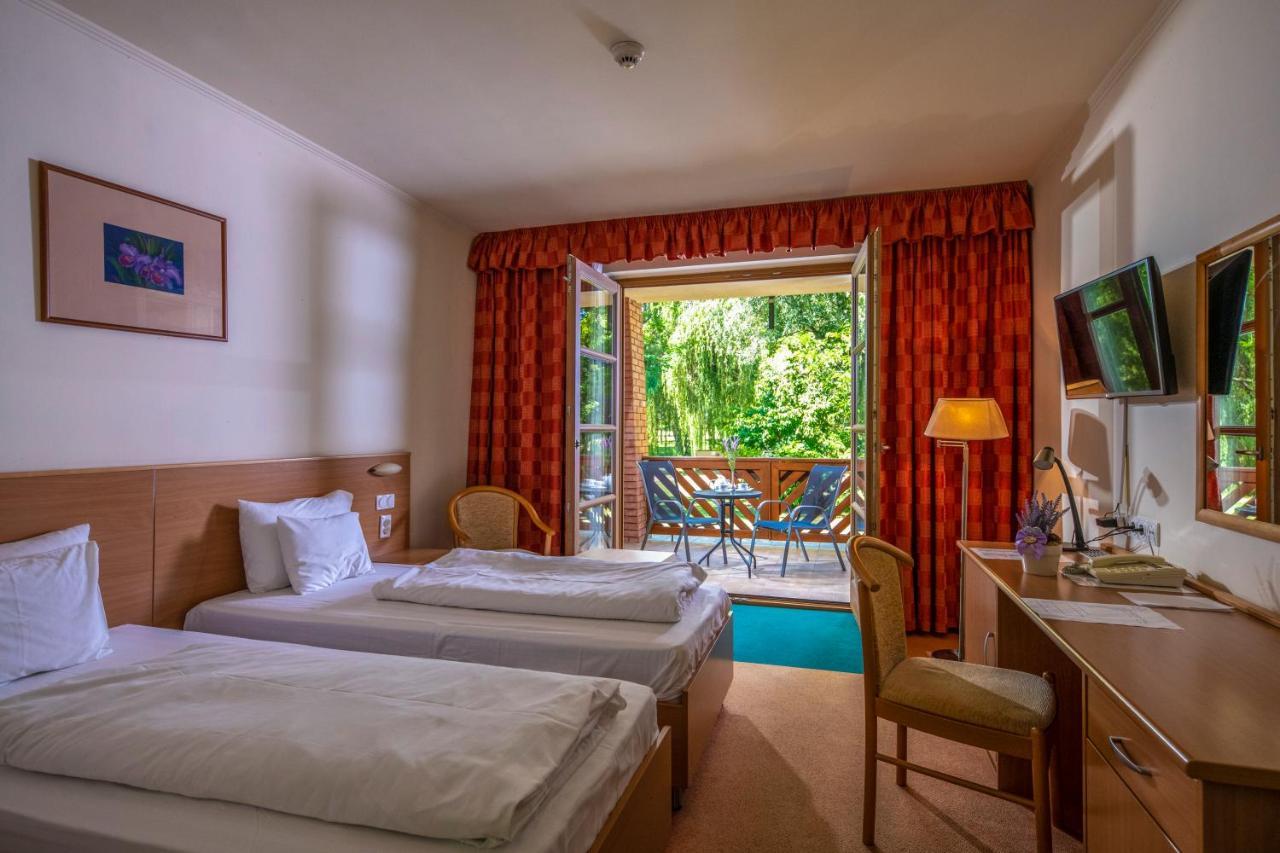 Zichy Park Hotel Bikács エクステリア 写真