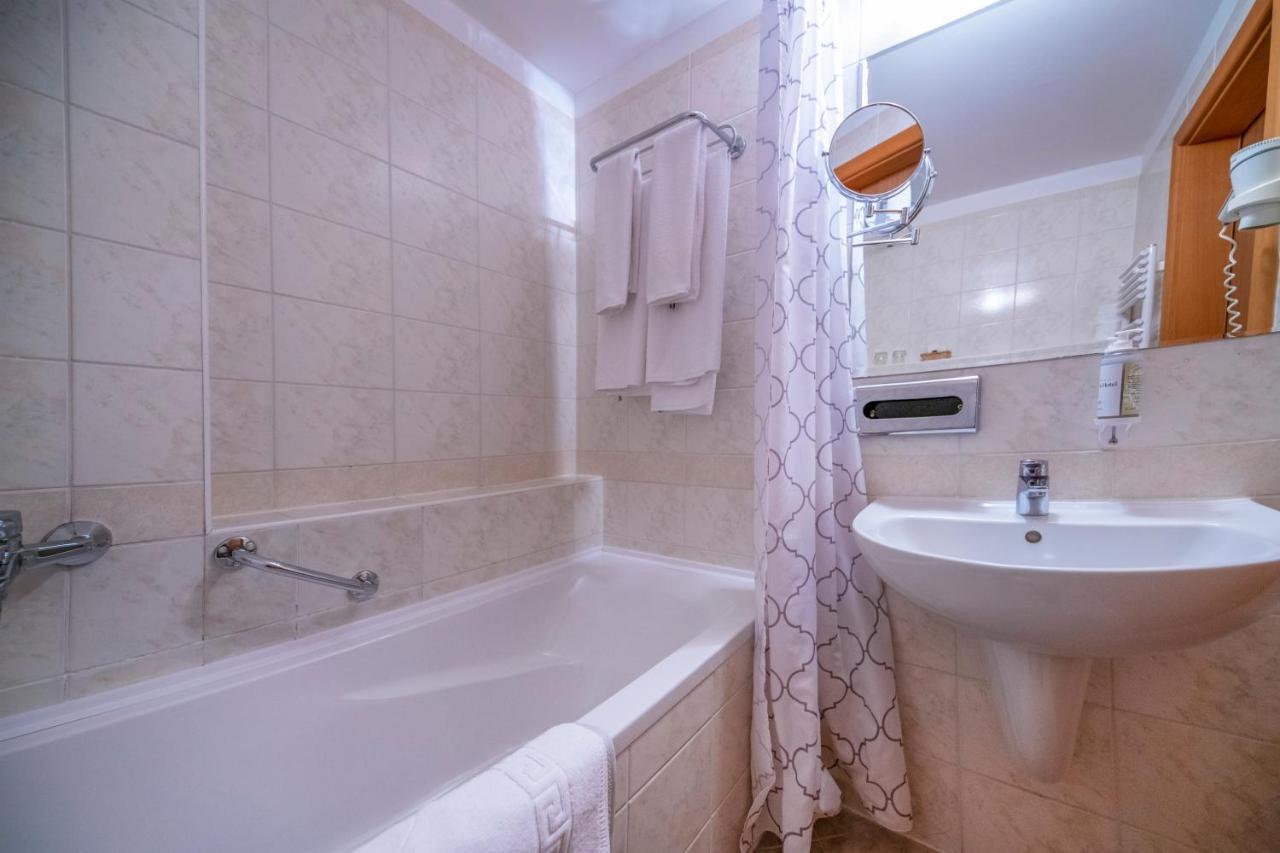 Zichy Park Hotel Bikács エクステリア 写真