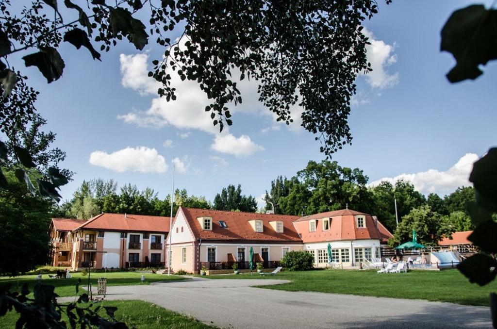 Zichy Park Hotel Bikács エクステリア 写真