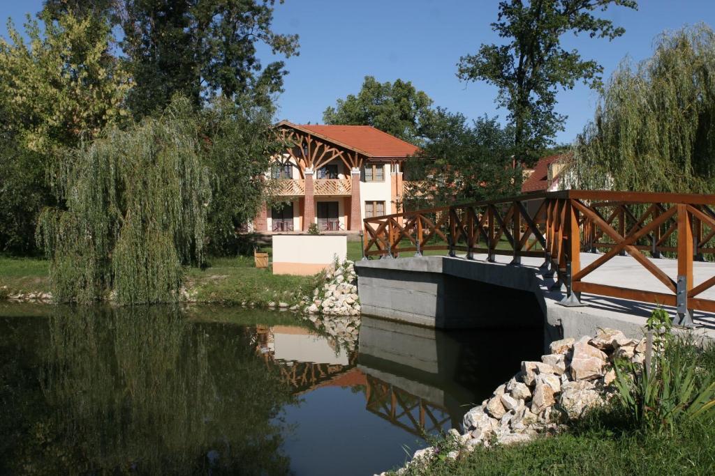 Zichy Park Hotel Bikács エクステリア 写真