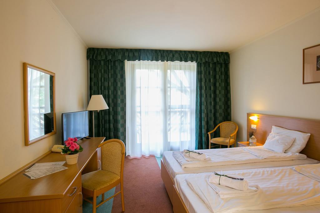 Zichy Park Hotel Bikács エクステリア 写真