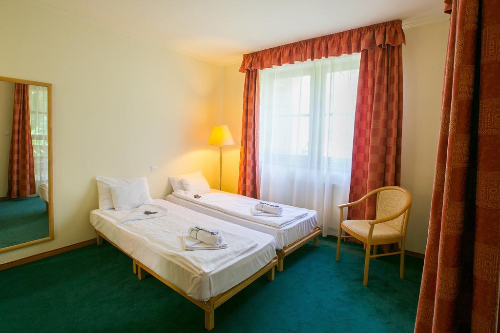 Zichy Park Hotel Bikács エクステリア 写真