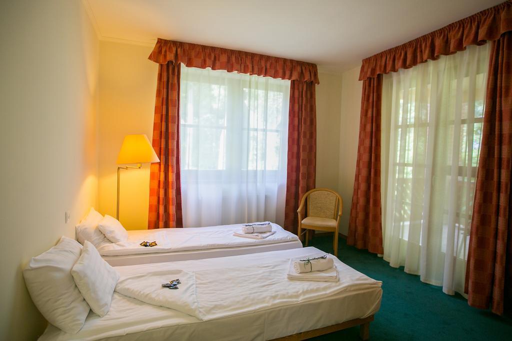 Zichy Park Hotel Bikács エクステリア 写真