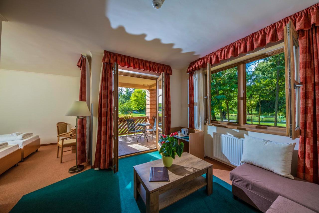 Zichy Park Hotel Bikács エクステリア 写真