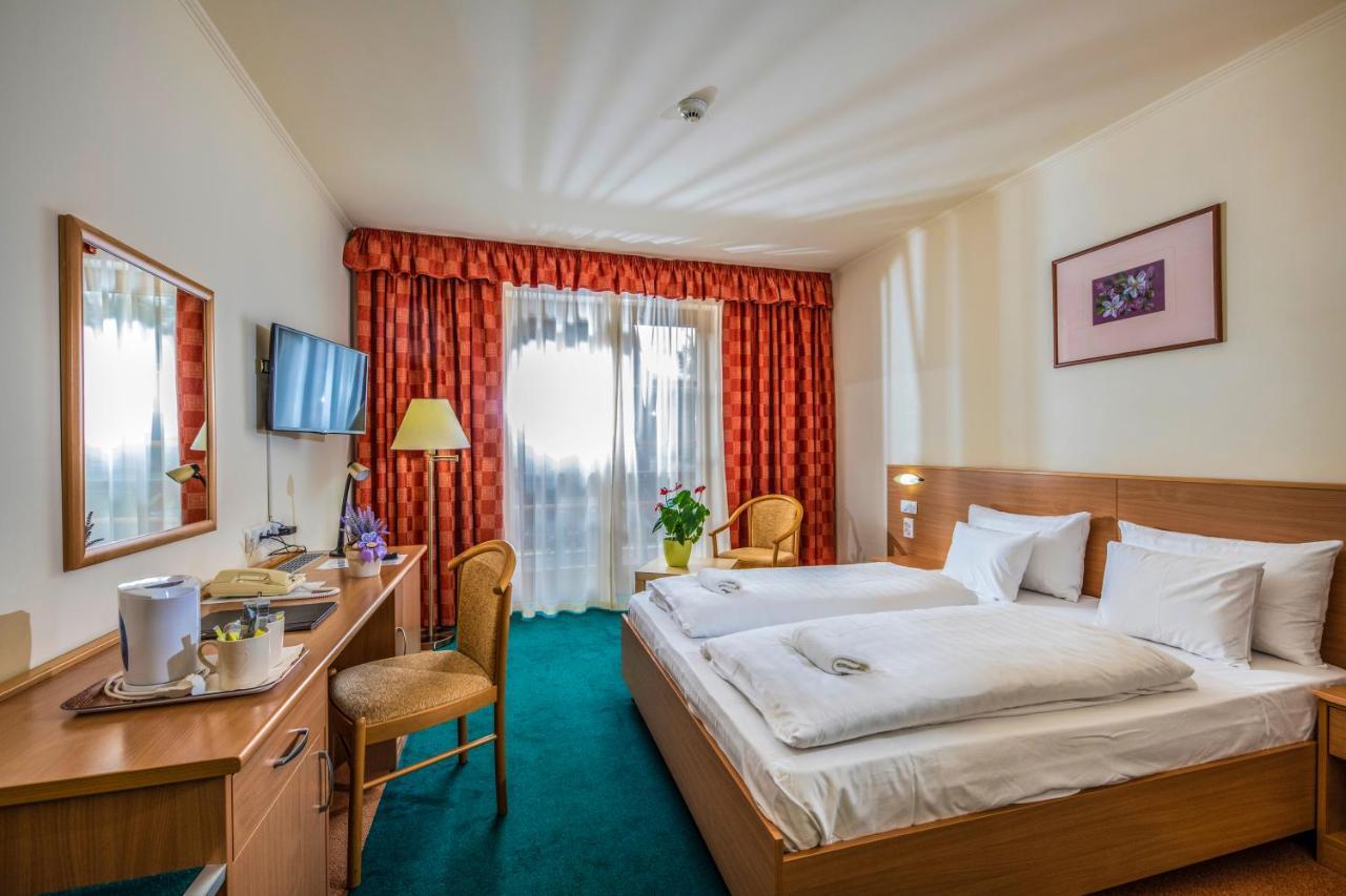 Zichy Park Hotel Bikács エクステリア 写真